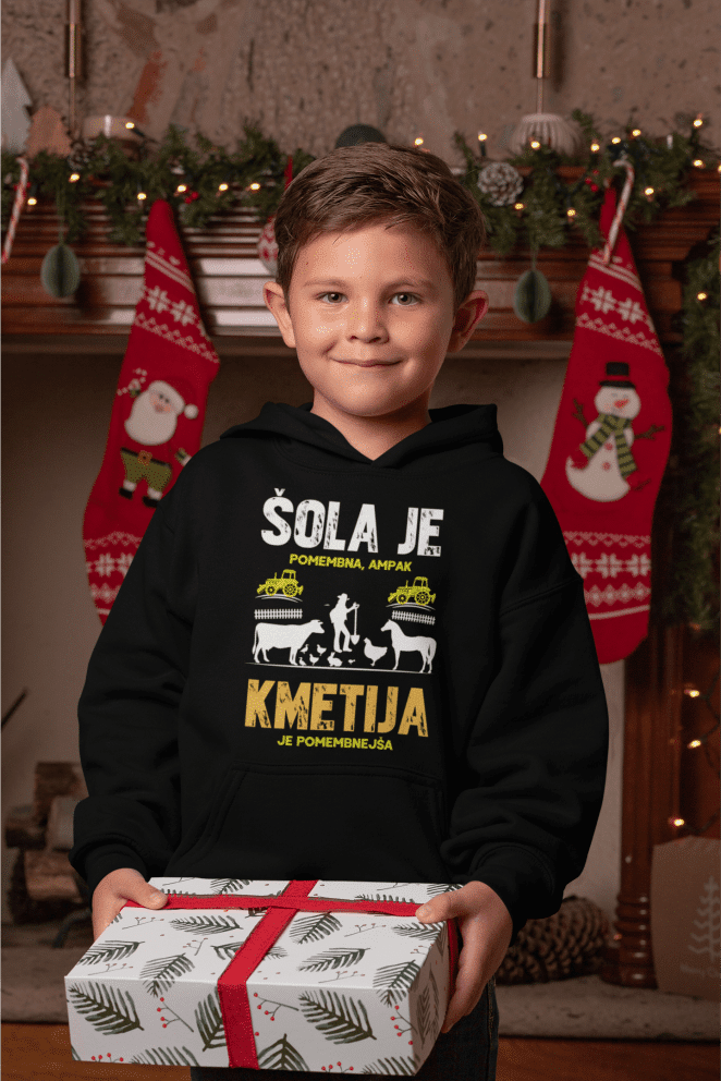 Untitled-1_da9e7fd1-79b1-4607-886c-0bdbe1f6bdf3 Otroški Kapucar Šola Je Pomembna Ampak Kmetija Je Pomembnejša — tisk na majico