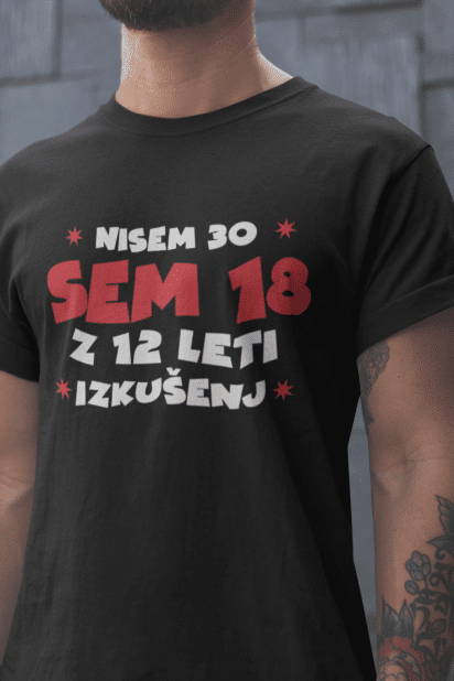 Untitledblack_aa577a92-a7ed-4b07-99ea-7021fc1a16a5 Nisem 30, Sem 18 Z 12 Leti Izkušenj — tisk na majico