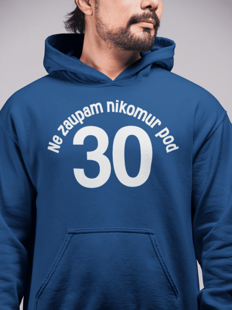 Untitledblue_798230a7-b05f-40ee-be49-7323280c4b26 Kapucar Ne Zaupam Nikomur Pod 30 — detajl natisa