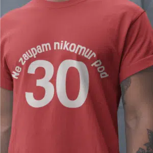 Majica Ne Zaupam Nikomur Pod 30 — detajl natisa