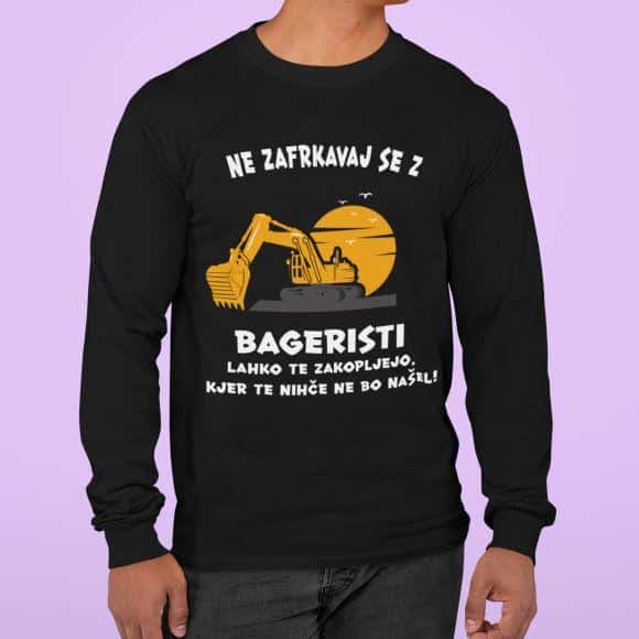 long.sleeve.tee_.mockup.featuring.a.man_.standing.against.a.plain_.backdrop.m820.10 Ne Zafrkavaj Se z Bageristi — različica 4