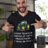 mockup.of_.a.man_.pointing.at_.his_.heathered.t.shirt_.28737 Majica Vozim Traktor — detajl natisa