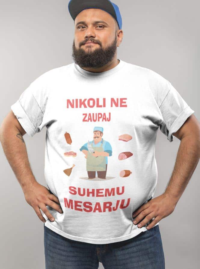 mockup.of_.a.man_.wearing.a.plus_.size_.t.shirt_.20809 Majica Nikoli Ne Zaupaj Suhemu Mesarju — tisk na majico