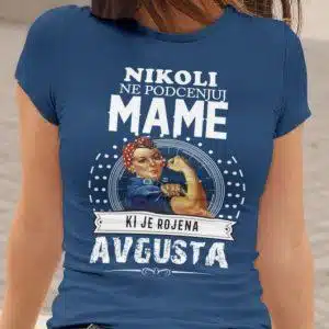 Majica Ne Podcenjuj Mame - Avgusta — detajl natisa