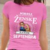 Majica Ne Podcenjuj Ženske - Septembra — detajl natisa