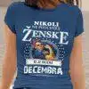 Majica Ne Podcenjuj Ženske Decembra — tisk na majico