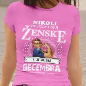 Majica Ne Podcenjuj Ženske Decembra — detajl natisa
