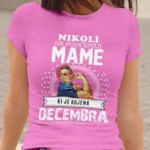 Majica Ne Podcenjuj Mame Decembra — detajl natisa