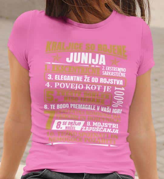 mockup.of_.a.woman_.wearing.a.crewneck.t.shirt_.2015.el1_.42_47ec259c-0172-4321-a666-73908b64dc22 Majica Kraljice So Rojene Junija — detajl natisa