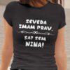 mockup.of_.a.woman_.wearing.a.crewneck.t.shirt_.2015.el1_.584 Majica Seveda Imam Prav, Saj Sem Nina — detajl natisa