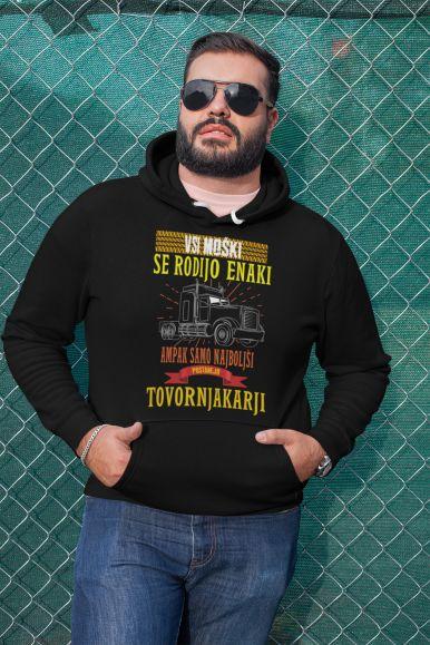plus.size_.hoodie.mockup.of_.a.man_.leaning.on_.a.chain_.link_.fence_.27742.11 Kapucar Najboljši Postanejo Tovornjakarji — tisk na majico