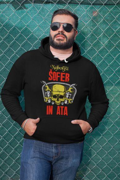 plus.size_.hoodie.mockup.of_.a.man_.leaning.on_.a.chain_.link_.fence_.27742.8 Kapucar Najboljši Šofer in Ata — tisk na majico