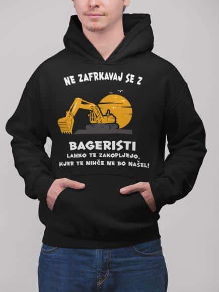 pullover.hoodie.mockup.featuring.a.blonde.man_.at_.a.studio.23082.21 Ne Zafrkavaj Se z Bageristi — detajl natisa