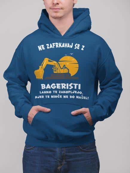 pullover.hoodie.mockup.featuring.a.blonde.man_.at_.a.studio.23082.23 Ne Zafrkavaj Se z Bageristi — različica 8