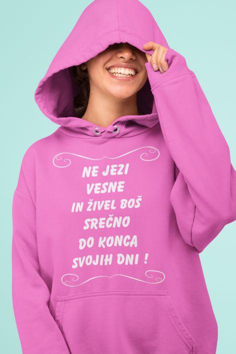 pullover.hoodie.mockup.featuring.a.woman_.laughing.in_.a.studio.32828a.18_747fe8d6-a685-49bd-90b3-6e910774b925 Jopica - Ne jezi Vesne in živel boš srečno do konca svojih dni — tisk na majico