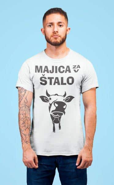 t-shirt-mockup-of-a-redhead-man-with-tattoos-standing-in-a-studio-22340 Majica Za V Štalo — detajl natisa