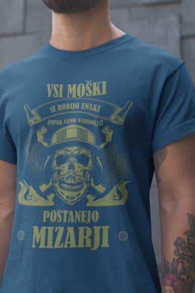t.shirt_.mockup.of_.a.closeup.of_.a.man_.with_.a.beard_.and_.tattoos.20901a.117 Majica Najboljši Postanejo Mizarji — detajl natisa