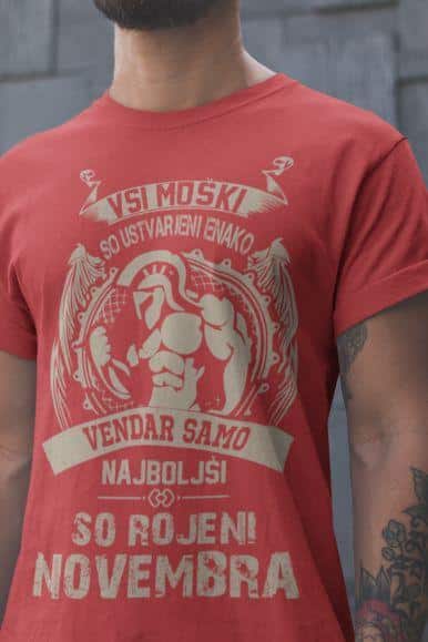 t.shirt_.mockup.of_.a.closeup.of_.a.man_.with_.a.beard_.and_.tattoos.20901a.95 Majica Samo Najboljši So Rojeni November — detajl natisa