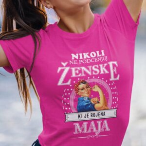 Nikoli Ne Podcenjuj Ženske Rojene Maja — detajl natisa