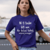 unisex-tee-mockup-of-a-woman-in-a-mall-parking-lot-23066_1 Ni Ti Treba Biti Nor, Da Delaš Tukaj — detajl natisa