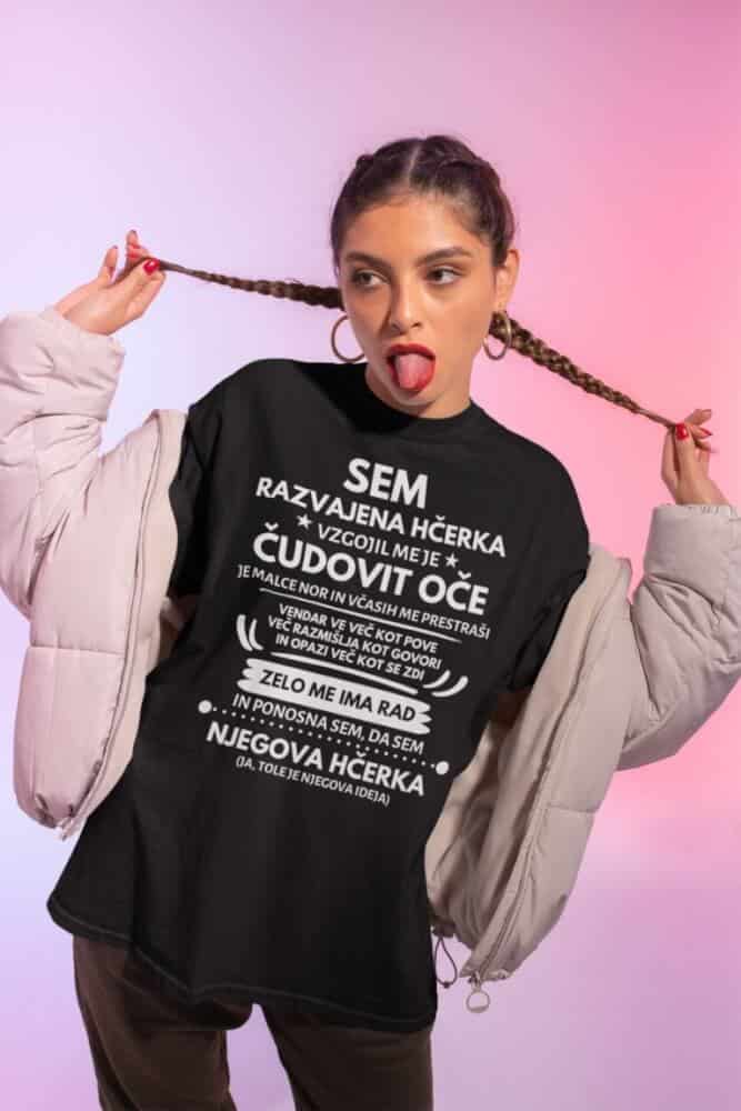 oversized-t-shirt-mockup-of-a-woman-in-an-urban-outfit-m633 (4) Razvajena HČERKA — detajl natisa