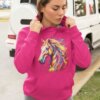 athleisure-hoodie-mockup-of-a-trendy-woman-posing-in-the-street-32451 (11) Barviti konj — različica 9
