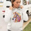 athleisure-hoodie-mockup-of-a-trendy-woman-posing-in-the-street-32451 (9) Barviti konj — različica 4