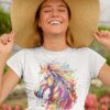 t-shirt-mockup-of-a-happy-woman-wearing-a-large-sun-hat-22504 (6) Barviti konj — različica 3