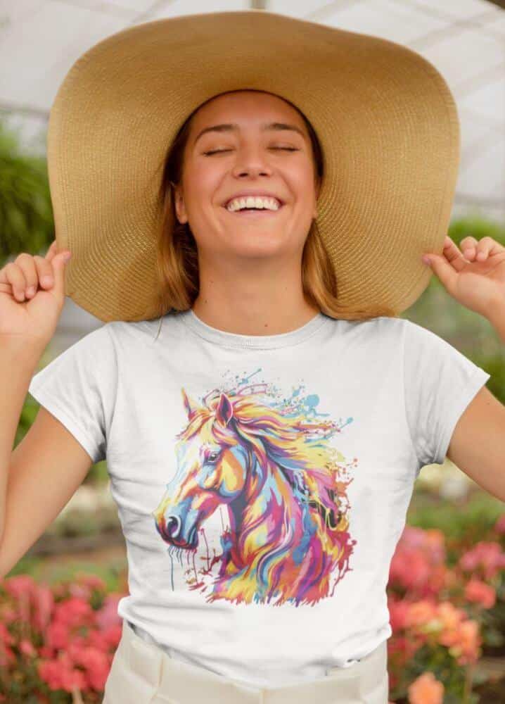 t-shirt-mockup-of-a-happy-woman-wearing-a-large-sun-hat-22504 (6) Barviti konj — različica 3
