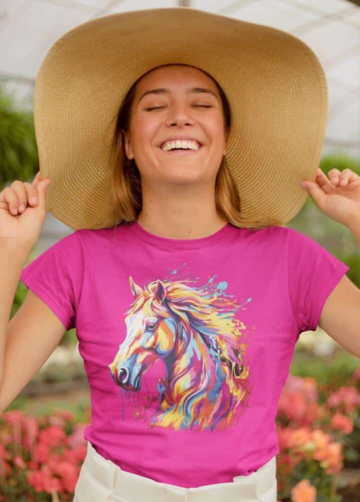 t-shirt-mockup-of-a-happy-woman-wearing-a-large-sun-hat-22504 (8) Barviti konj — detajl natisa