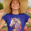 t-shirt-mockup-of-a-happy-woman-wearing-a-large-sun-hat-22504 (9) Barviti konj — različica 5