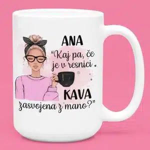 Skodelica - Kaj pa če je v resnici KAVA zasvojena z mano? [IME PO ŽELJI] — tisk na majico