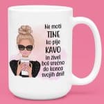 Skodelica - Ne moti [ime po želji] ko pije kavo in živel boš srečno do konca svojih dni — tisk na majico