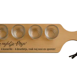 Personalizirani leseni pladenj s štirimi graviranimi shot kozarčki