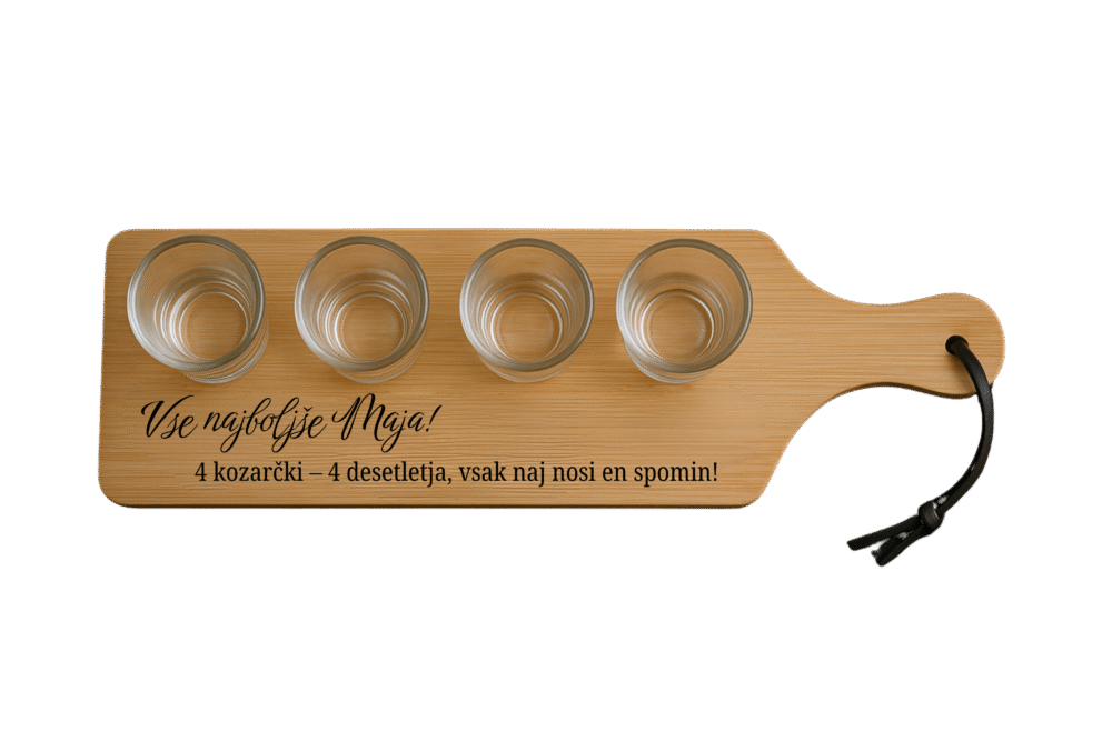 Personalizirani leseni pladenj s štirimi graviranimi shot kozarčki