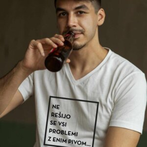 Ne rešijo se vsi problemi z enim pivom... zato jih prodajajo v paketu po šest! — tisk na majico