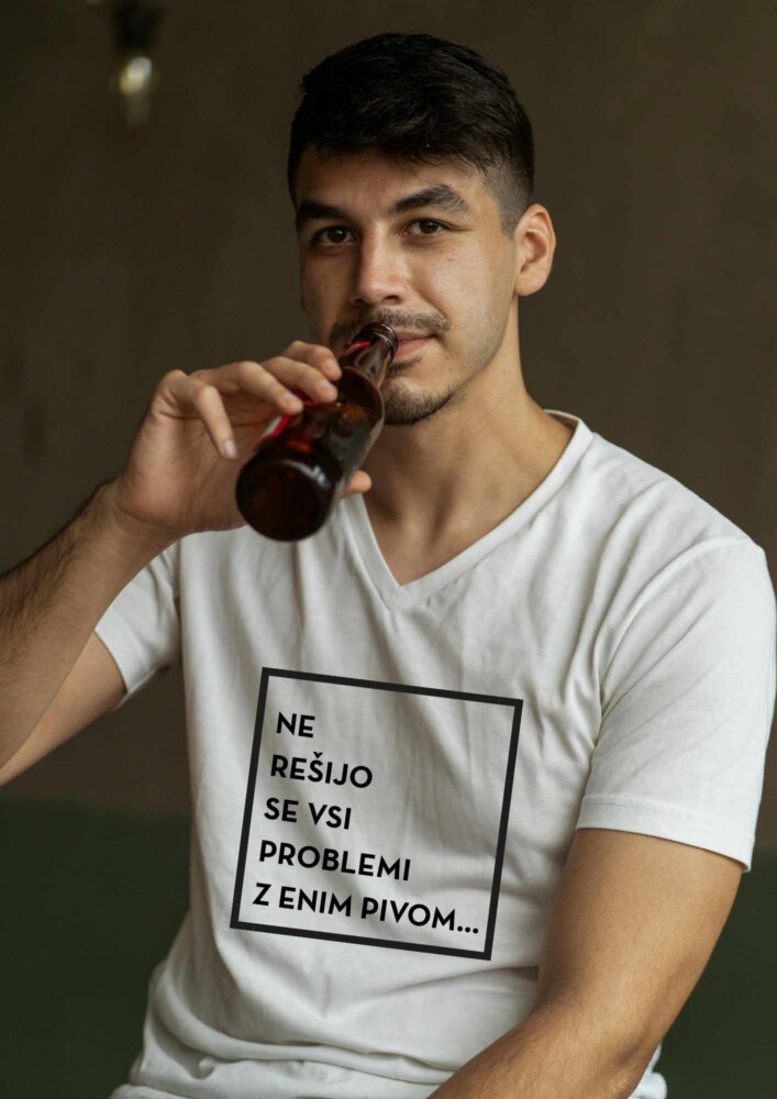 4 Ne rešijo se vsi problemi z enim pivom... zato jih prodajajo v paketu po šest! — tisk na majico