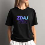 Zdaj vem. Dve besedi. Veliko poti za njima. Ta majica je za trenutek, ko se stvari sestavijo. Ko ne iščeš več odgovorov zunaj. Ko razumeš – in zato ne ponavljaš več istega. Ni o popolnosti. Je o zrelosti. O tem, da veš, kaj je zate in kaj ne. Minimalistična grafika. Tiha moč. Za ljudi, ki so šli čez – in ostali svoji.