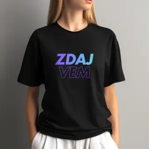 Zdaj vem. Dve besedi. Veliko poti za njima. Ta majica je za trenutek, ko se stvari sestavijo. Ko ne iščeš več odgovorov zunaj. Ko razumeš – in zato ne ponavljaš več istega. Ni o popolnosti. Je o zrelosti. O tem, da veš, kaj je zate in kaj ne. Minimalistična grafika. Tiha moč. Za ljudi, ki so šli čez – in ostali svoji.